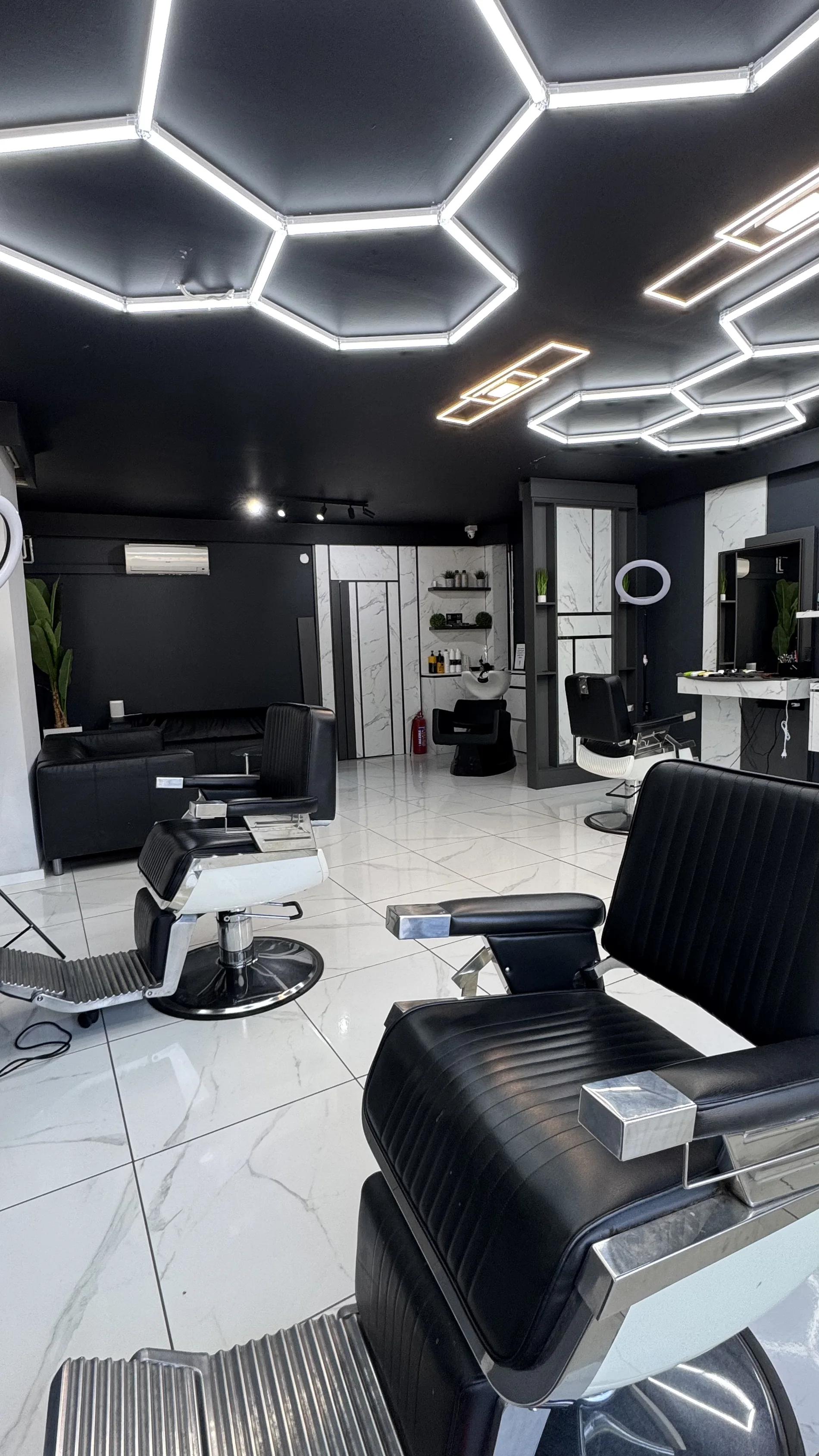 A barber szalon belseje hexagon LED-ekkel