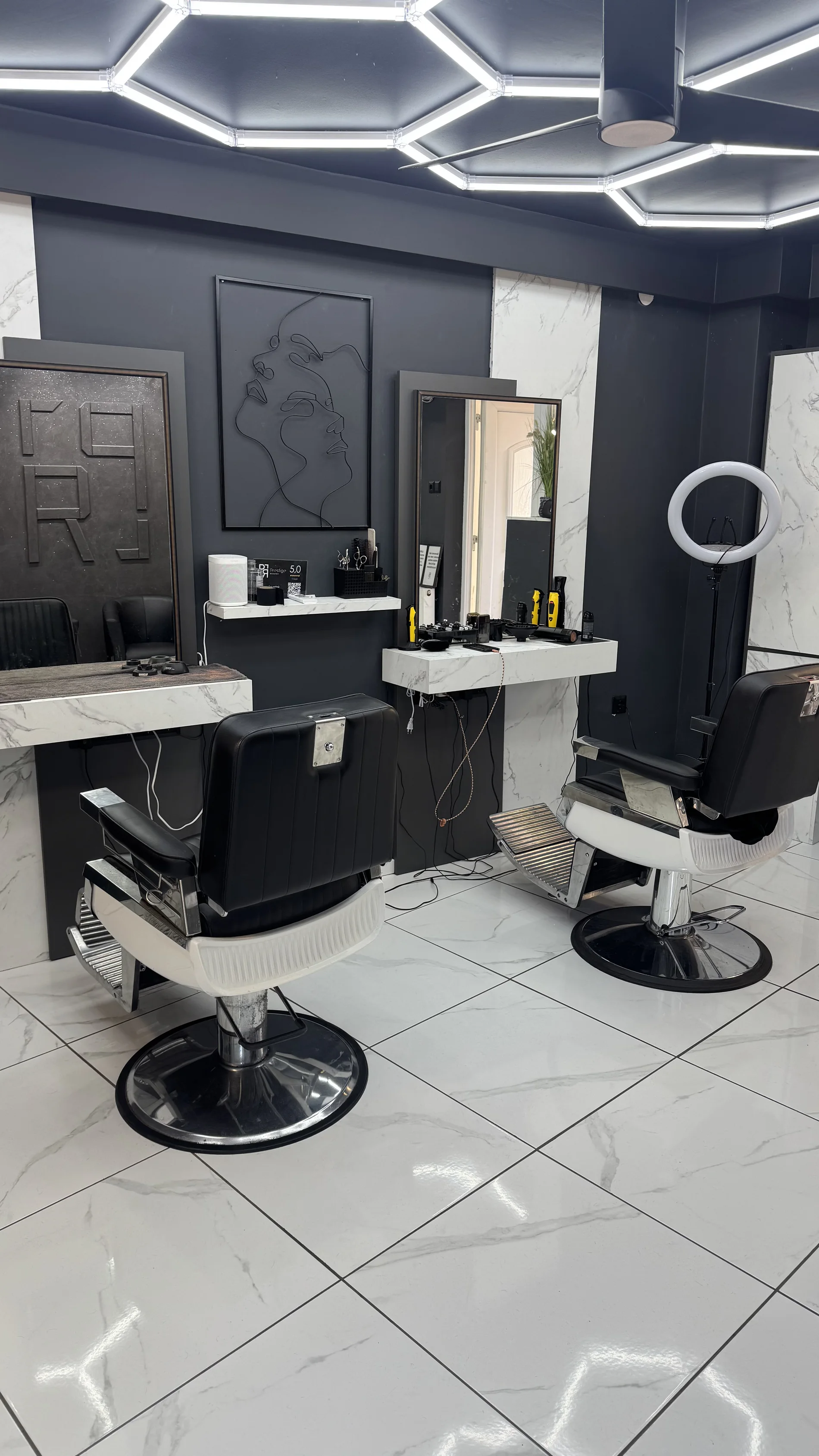 Barber székek, tükrök és a munkapult